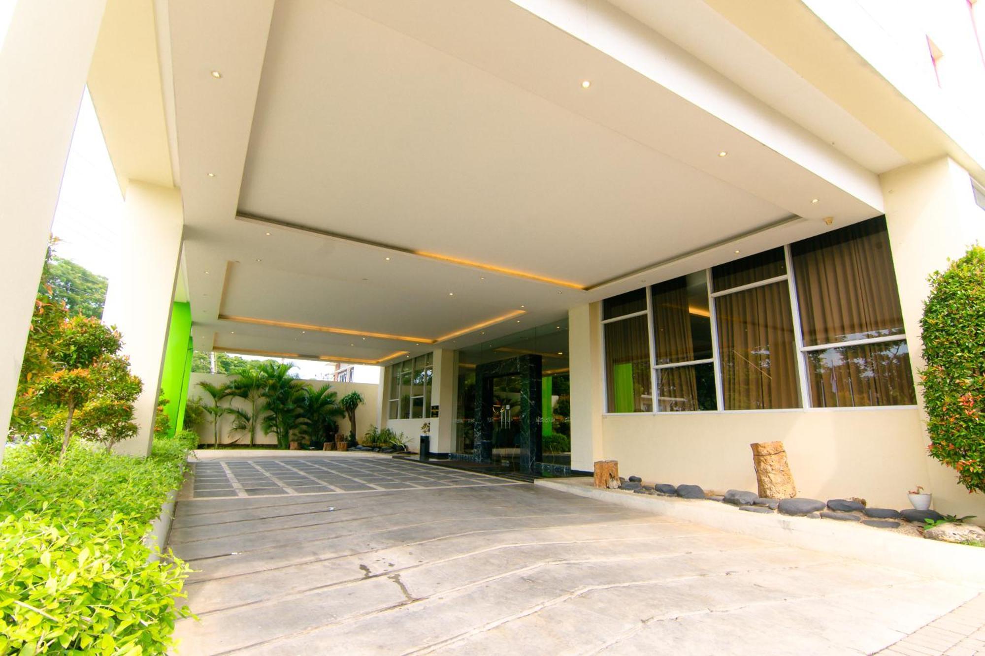 Front One Hotel Purwodadi Purwodadi  Exterior photo