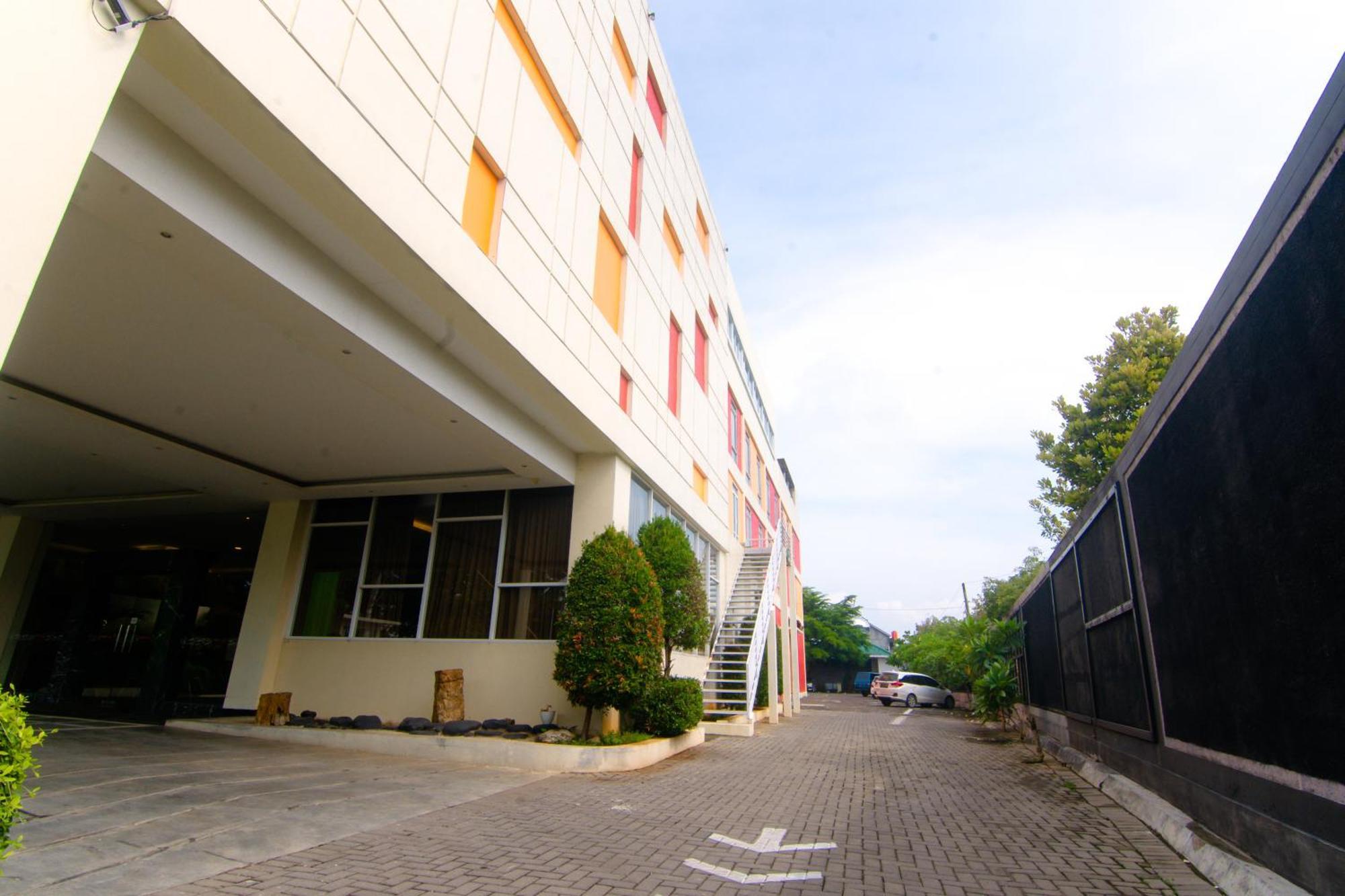 Front One Hotel Purwodadi Purwodadi  Exterior photo