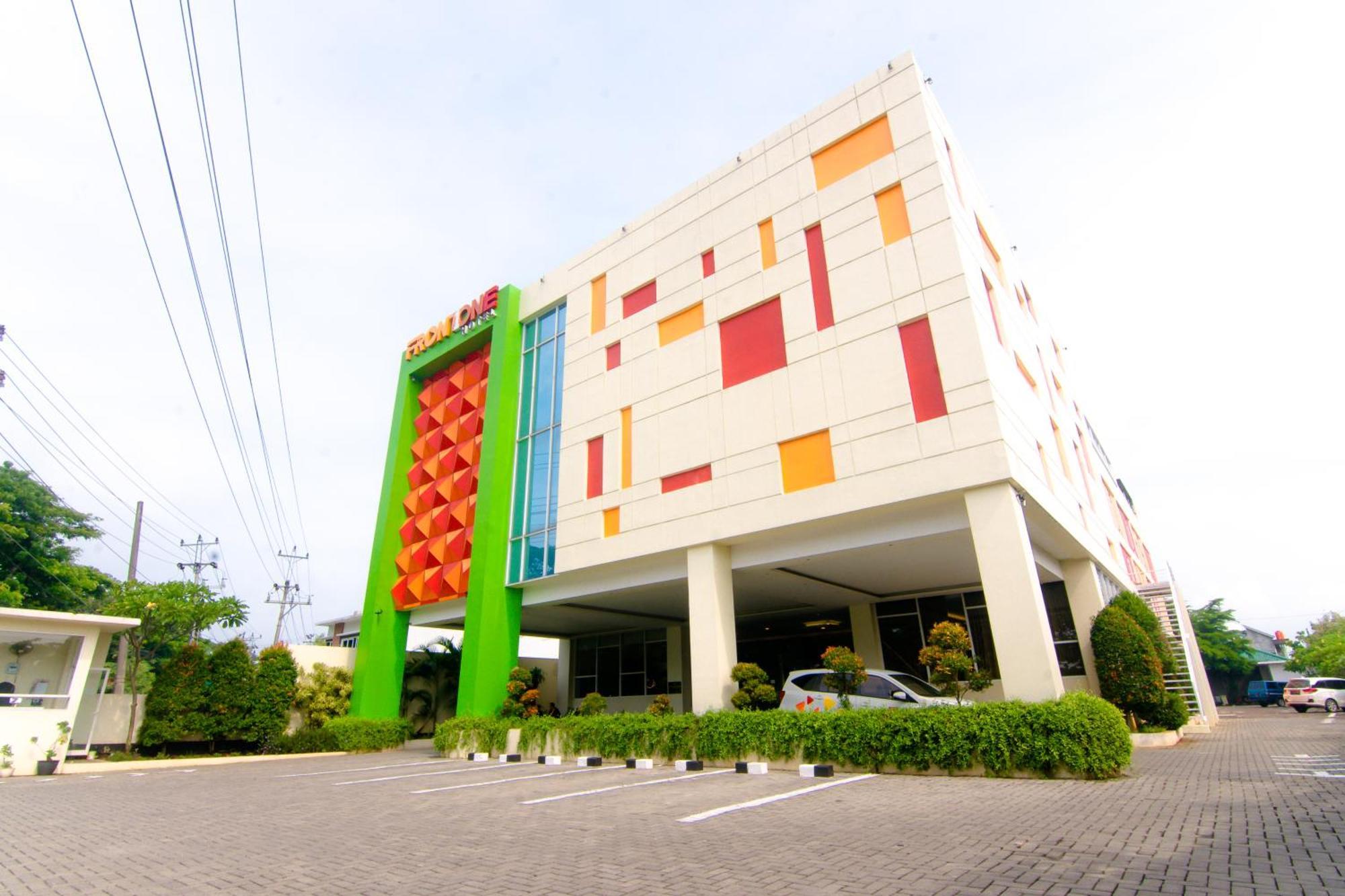 Front One Hotel Purwodadi Purwodadi  Exterior photo