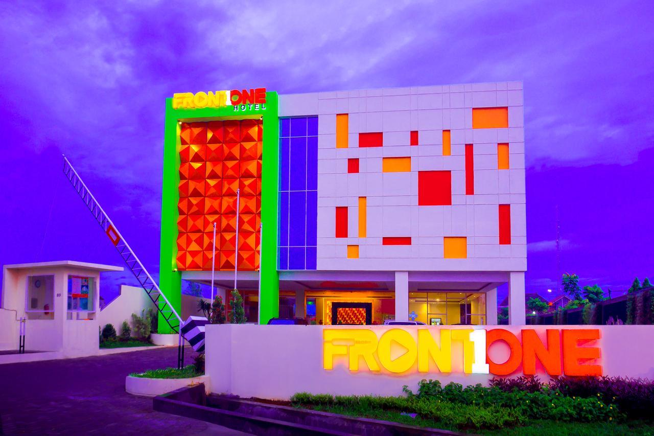 Front One Hotel Purwodadi Purwodadi  Exterior photo